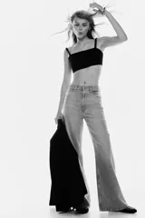 Jeans de cinco bolsillos en denim de algodón rígido, color gris claro lavado. Presenta un corte de cintura ultra alta, pierna amplia y recta desde la cadera hasta el bajo, con un estilo levemente largo.