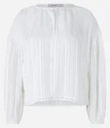 Blusa blanca de chiffon con cuello redondo y abertura en forma de gota en el frente. Tiene mangas 3/4 y rayas de hilo teñido metalizado.