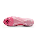 Championes de fútbol Nike Phantom Luna II Elite, color rosa vibrante con detalles en negro. Presentan un diseño de corte medio con tecnología Gripknit para un mejor control del balón y suela especializada para tracción en césped natural.