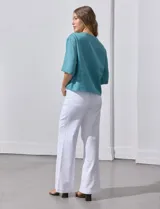 Blusa blanca de lyocell con escote en V y mangas cortas.