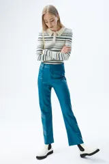 Pantalón de vestir azul eléctrico, de tiro alto y corte recto.