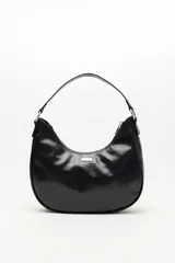 Cartera de hombro negra con acabado brillante, de forma media luna. Presenta paneles laterales con cordones negros cruzados sobre apliques de gamuza negra, sujetados por ojales metálicos. Posee correa de hombro simple y cierre superior con cremallera.