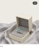 Anillo de plata 925 con piedra natural turquesa en forma ovalada y engaste liso.