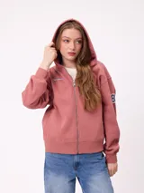 Canguro azul marino con cierre frontal, capucha y bolsillos laterales. Presenta un parche bordado con el número 85 en color celeste y blanco en la manga.