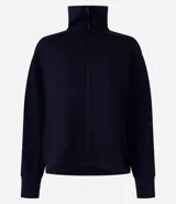 Campera deportiva negra confeccionada en microfibra pesada, con cuello alto doblado, cremallera delantera con cordón en el tirador y puños ajustados.