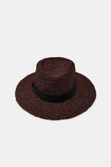 Sombrero de ala ancha color marrón tejido en paja, con cinta negra contrastante alrededor de la copa.