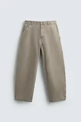 Pantalón balloon fit de algodón con efecto lavado, corte holgado y diseño tipo cargo. Cuenta con bolsillos delanteros, bolsillos traseros de parche y trabillas para cinturón.