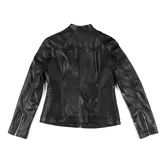 Campera de cuero sintético negra con cuello redondo, cierre frontal y bolsillos laterales con cierre.