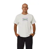 Remera de manga corta color blanco hueso, con cuello redondo y un pequeño estampado central que dice "Rivvia" en verde y está enmarcado por flores moradas.