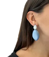 Aros colgantes con forma de gota, con pieza superior redonda color blanco y pieza inferior con forma irregular color amarillo traslúcido.