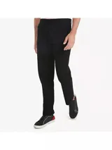 Pantalón chino negro de Tommy Hilfiger, corte custom fit, confeccionado en algodón y elastano.