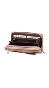 Billetera de mujer color beige, confeccionada en símil cuero con textura granulada. Cuenta con un bolsillo frontal con cierre, correa de mano extraíble y cierre principal perimetral. Incluye compartimentos internos para tarjetas y billetes.