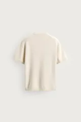 Camiseta regular fit de punto tejido en hilatura de algodón, color gris oscuro, con cuello redondo y manga corta, con acabados en rib.