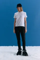 Remera básica de jersey de algodón, con cuello redondo a la base y mangas cortas. Presenta un isologo bordado a tono en el centro del pecho.