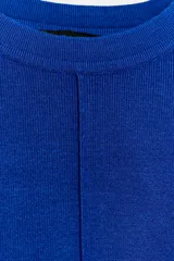 Jersey de punto color azul, con cuello redondo, mangas largas amplias y costuras marcadas en el frente.
