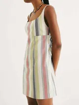 Vestido corto de lino con estampado de rayas verticales en tonos pastel, escote cuadrado y tirantes anchos.
