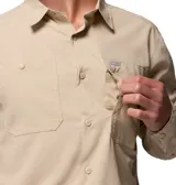 Camisa de manga larga Columbia en color beige, confeccionada en tejido técnico con tecnología Omni-Shade y Omni-Wick. Presenta cuello clásico, cierre frontal con botones y dos bolsillos frontales con solapa.