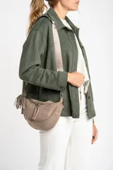 Riñonera negra de gamuza vegana con correa ajustable y cierre plateado.