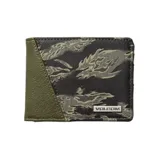 Billetera plegable Volcom con diseño combinado en cuero sintético verde oliva y estampado camuflado. Incluye placa metálica con el logo de la marca en la esquina inferior.