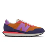 Championes New Balance 237 de dama, con capellada de nylon acanalado color naranja, superposiciones de gamuza color azul marino y violeta, logo "N" sobredimensionado en violeta, entresuela de EVA y suela de goma con diseño de espiga.