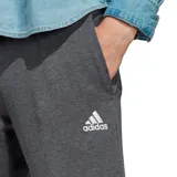 Pantalón de hombre Adidas Essentials Single Jersey color gris, con cintura elástica ajustable con cordón, bolsillos laterales y logo de la marca bordado en la pierna izquierda.