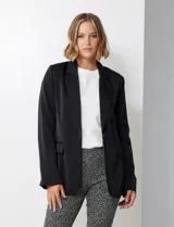 Blazer negro de satén con cuello con solapa, abertura con botón, bolsillos ojal simulados y solapa, manga larga y puño con botón.