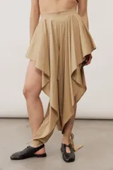 Pantalón estilo falda de color beige, con diseño amplio y fluido, tiro alto y pretina estructurada.