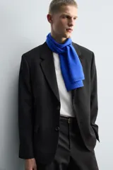 Pantalón de traje corte straight fit confeccionado en tejido mezcla de lana. Presenta cierre frontal con cremallera y botón, bolsillos laterales y bolsillos traseros de vivo.