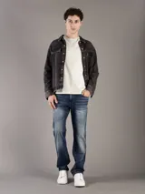 Remera de algodón de corte regular y cuello redondo, con logo monograma de Calvin Klein estampado en el pecho en efecto difuminado.