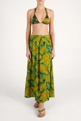 Falda larga fluida con estampado abstracto en tonos mostaza y verde.