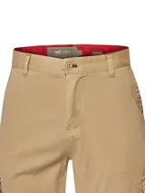 Pantalón cargo de gabardina color beige marca RKF, modelo Vitto, con bolsillos laterales con solapa y múltiples bolsillos.