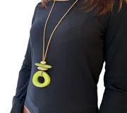 Collar largo con colgante de resina azul y verde, con cuentas de diferentes formas y tamaños. El largo del collar es regulable.