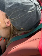 Gorra tipo dad hat color bordó con efecto lavado, con el logo de la marca bordado en hilo color crema en la parte frontal.