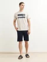 Remera color natural de manga corta con estampa fotográfica en el frente.