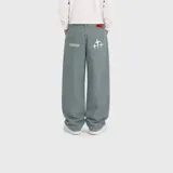 Jean baggy gris de corte holgado, confeccionado en denim 100% algodón. Presenta bolsillos traseros con estampados en contraste: números en el bolsillo izquierdo y estrellas en el derecho.