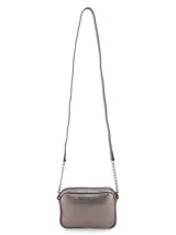 Bandolera rectangular de cuero texturizado color plomo, con cierre superior y correa combinada de cadena metálica y tiras ajustables. Cuenta con aplique metálico frontal con las iniciales de la marca.