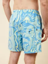 Short de baño celeste con estampado de soles y texto en amarillo.