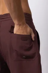 Short de baño color bordó con cordón de ajuste blanco en la cintura y pequeño parche con logo en el ruedo.