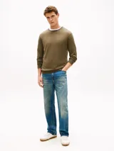 Sweater Tommy Hilfiger de cuello redondo, color verde militar, confeccionado en mezcla de algodón y lyocell, con puños y bajo de punto canalé.
