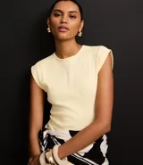 Blusa de manga corta, cuello redondo y corte ajustado, confeccionada en tejido rib de algodón.