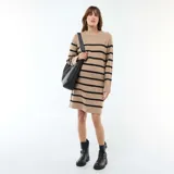 Vestido tipo sweater de punto, con diseño de rayas horizontales en color negro sobre base beige, cuello redondo y manga larga.