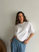 Pantalón de jean fino de corte recto y holgado, con diseño a rayas y cintura elástica.