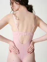 Body de satén color rosa con copa con aro y sin relleno, breteles ajustables y diseño colaless.