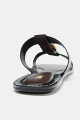 Sandalia plana color marrón con doble tira y hebilla metálica dorada.