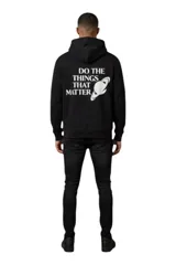 Buzo canguro negro con capucha, confeccionado en mezcla de poliéster y algodón. Cuenta con un gran estampado en la espalda en color blanco con la frase "DO THE THINGS THAT MATTER" y el gráfico de un planeta estilo Saturno.