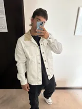 Sobrecamisa color hueso de pana con cuello de pana color beige, cierre con botones a presión, bolsillos de parche en el pecho y corte recto.