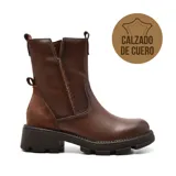 Bota corta de cuero color marrón con detalle de gamuza en la parte trasera, cierre lateral y suela track.
