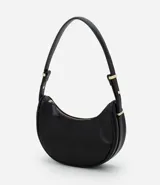Bolso baguette en formato media luna, con correa de hombro ajustable mediante detalles metálicos y cierre superior por cremallera. Diseño minimalista con acabado liso.