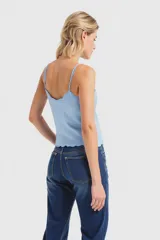 Musculosa celeste con breteles finos y detalle de encaje floral en el escote.
