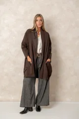 Saco tipo cárdigan largo de color chocolate, con frente abierto, mangas largas y bolsillos laterales amplios. Presenta una caída fluida y un diseño minimalista y elegante.